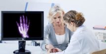 Bildgebende Verfahren wie Röntgen und MRT (Magnetresonanztomografie) helfen dem Arzt bei der Sicherung der Diagnose einer Handgelenksarthrose. © Fotolia