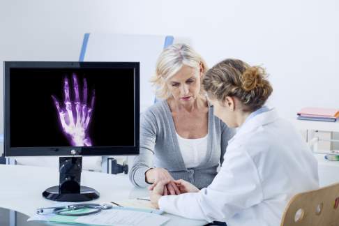 Bildgebende Verfahren wie Röntgen und MRT (Magnetresonanztomografie) helfen dem Arzt bei der Sicherung der Diagnose einer Handgelenksarthrose. © Fotolia