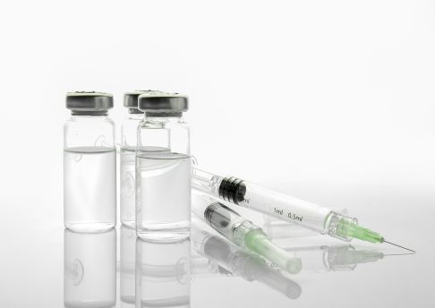 Drei Botox-Fläschchen und Injektionsnadeln