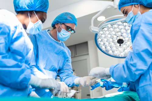 Plastische Chirurgen beim Operieren